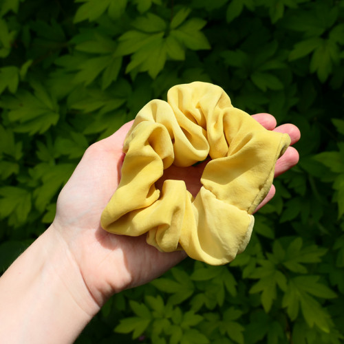 Gumička scrunchie, přírodně barvená