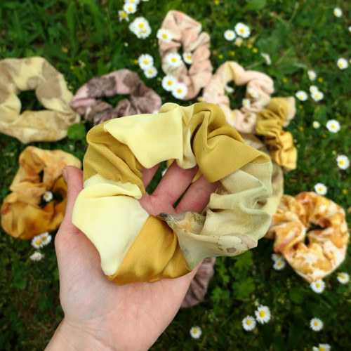 Gumička scrunchie, přírodně barvená