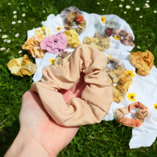 Gumička scrunchie, přírodně barvená