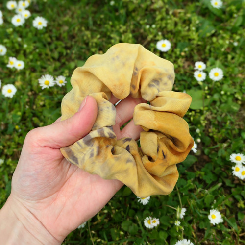 Gumička scrunchie, přírodně barvená