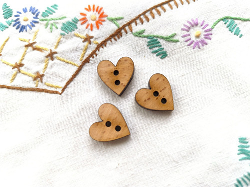 Dřevěný knoflík - SRDÍČKO buclaté 1,6cm