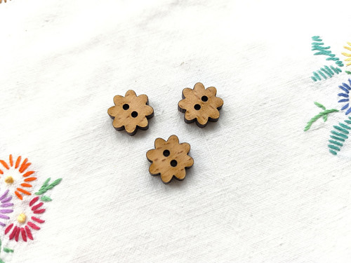 Dřevěný knoflík - KYTIČKA 8listá 1,5cm