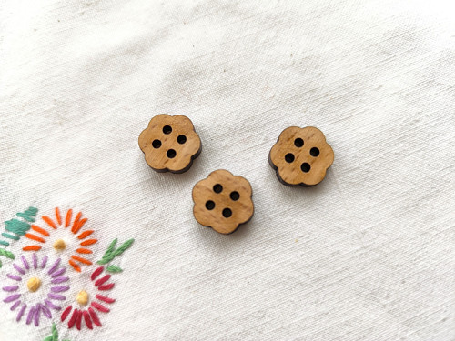 Dřevěný knoflík - KYTIČKA 6listá 1,5cm