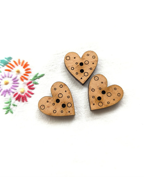 Dřevěný gravír. knoflík SRDCE 2,3cm