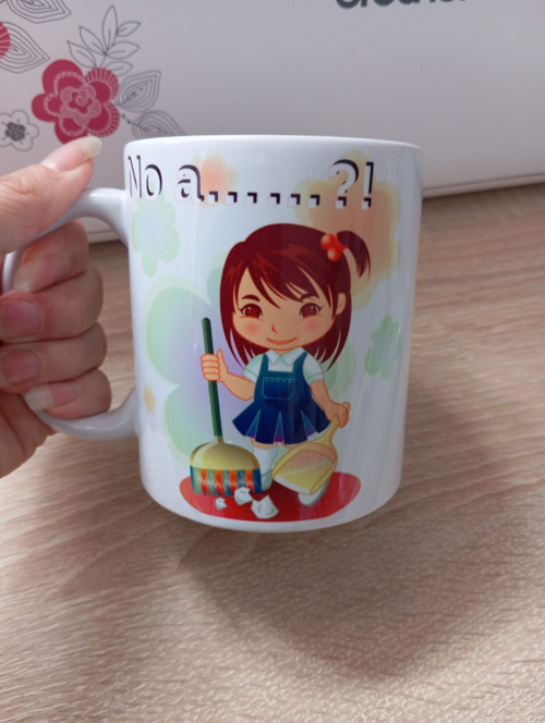 Hrnek s nápisem No a............jsem uklízečka....