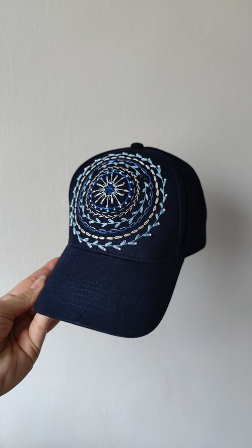 Vyšívaná kšiltovka Mandala