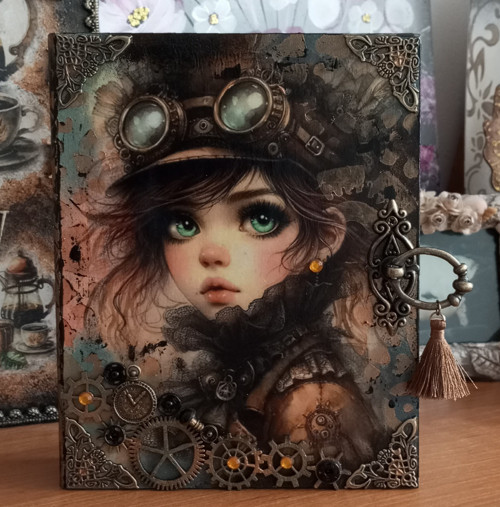 Krabička ve tvaru knihy steampunk.