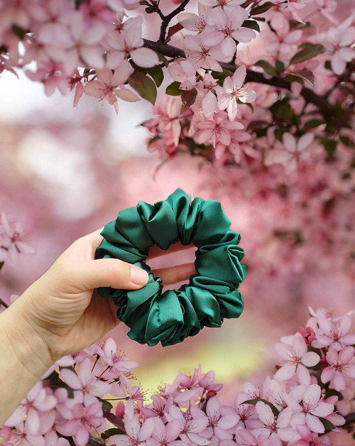 SATÉNOVÁ scrunchie- Tmavě zelená — foto 1
