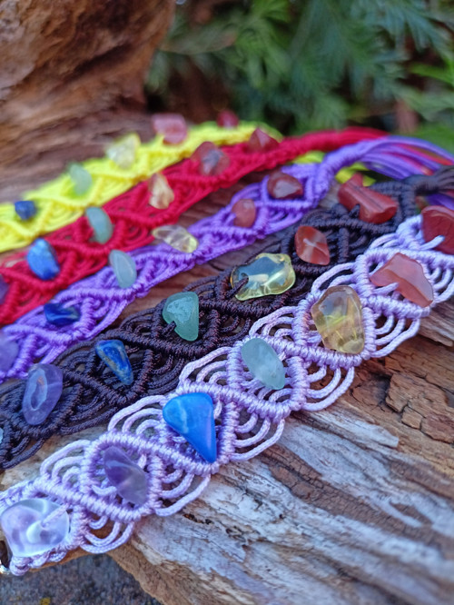 Klíčenka s čakrovými kamínky, fialová,macramé