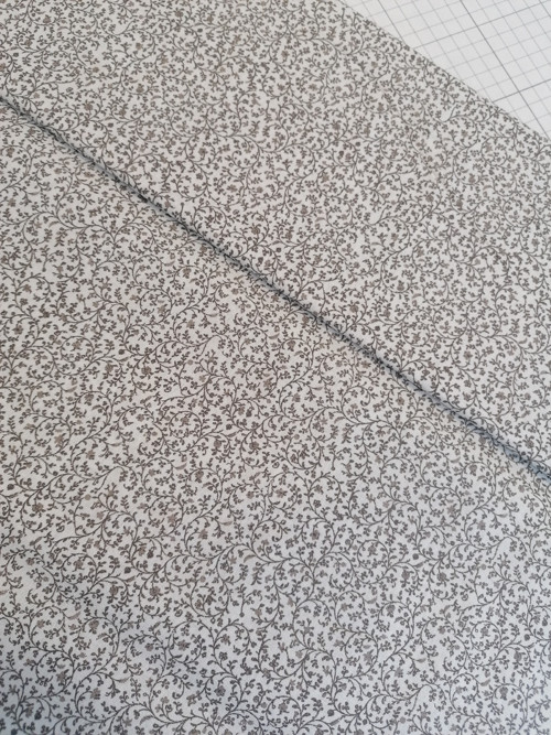 Bavlněná metráž - hnědé větvičky / kytičky