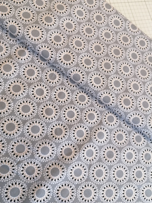 Bavlněná metráž - kolečka na šedé
