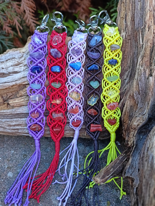 Klíčenka s čakrovými kamínky, žlutá, macramé