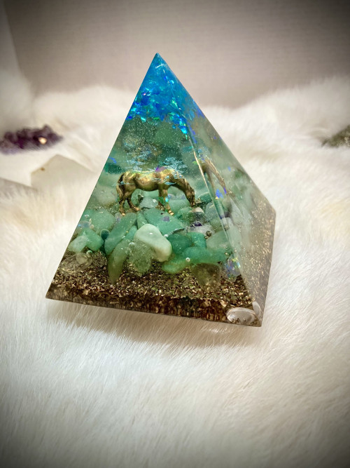 Orgonitová pyramida z pryskyřice s koněm