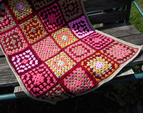 Háčkovaná deka babiččiny čtverce 99/57 cm