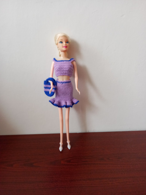 Fialová sukýnka, crop-top a taštička pro Barbie