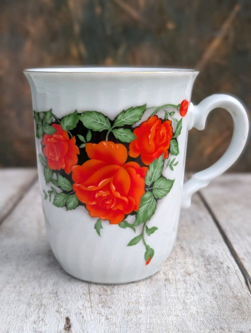 Retro hrnek s růžemi. Karlovarský porcelán.