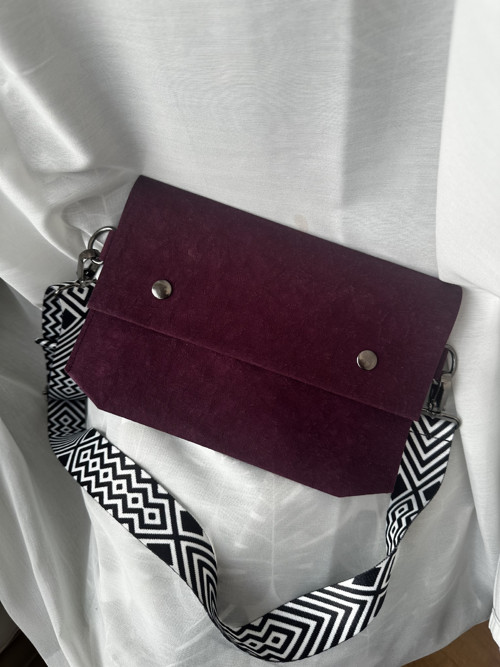 Papírová crossbody // wine ~ geometric