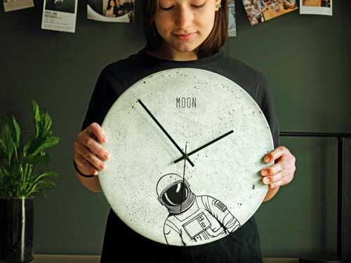 Betonové nástěnné hodiny – MOON & astronaut