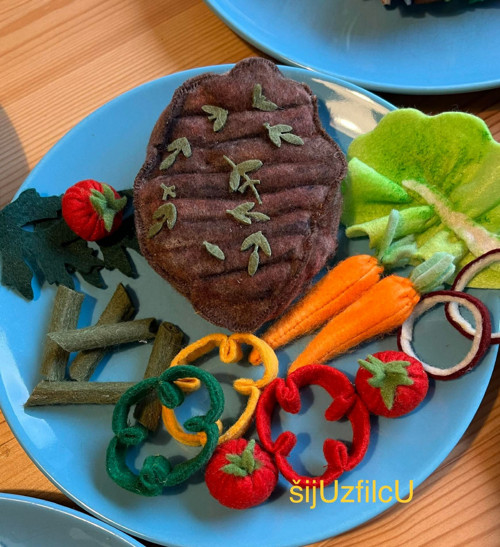 Hračka z filcu do kuchyňky - STEAK SE ZELENINOU
