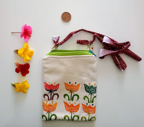 Kapsička s tištěnými tulipány