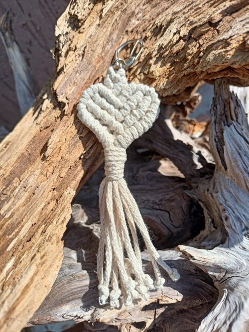 Klíčenka srdce, béžová, macramé