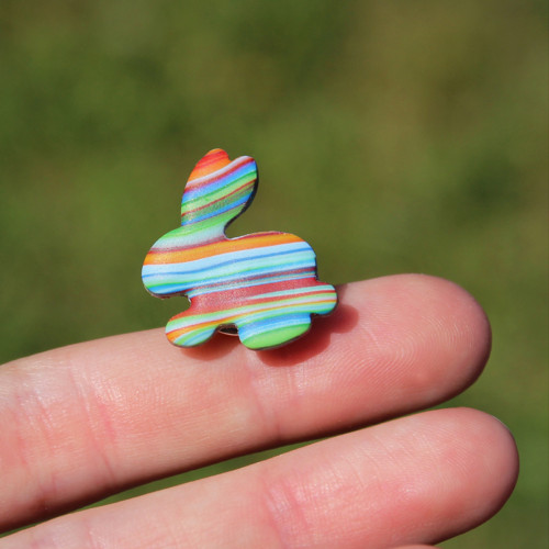 Barevný pruhovaný králíček (pin)