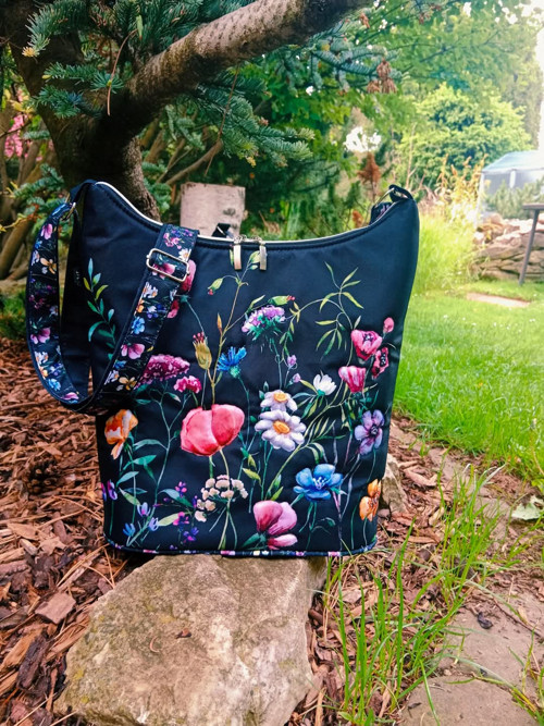Kabelka crossbody - luční kvítí na černé