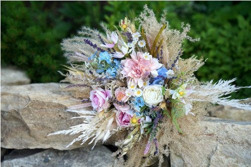 Pestrá svatební kytice v boho stylu