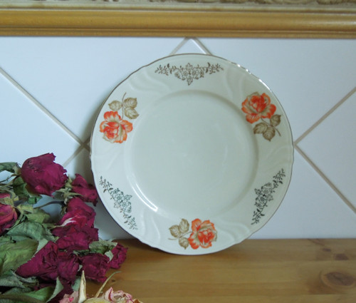 Starý značený porcelánový talíř