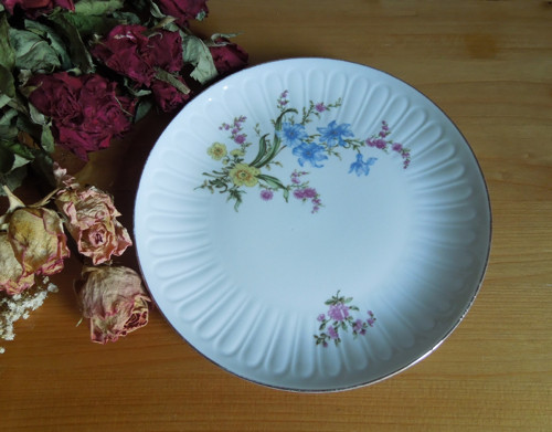 Značený porcelánový talíř