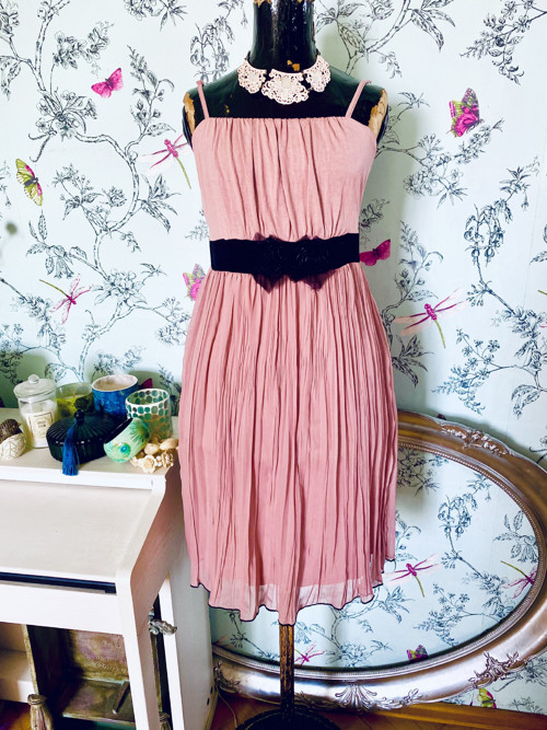 Šaty plisé v powder pink — foto 1