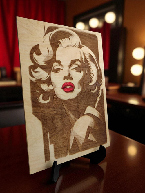 Marilyn Monroe, Dřevěný vypalovaný obraz + stojan