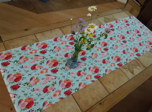 Ubrus růže a ptáček na mentolovém