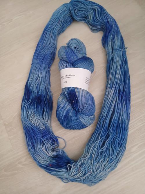 Ručně barvená příze 4008 150 g s barevnými nopky