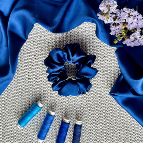 ROYAL BLUE - hedvábná scrunchie KLASIK