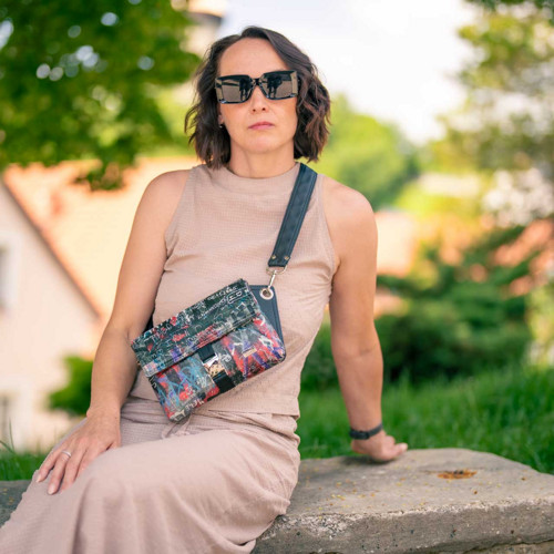 Crossbody kabelka/ledvinka černá - graffiti