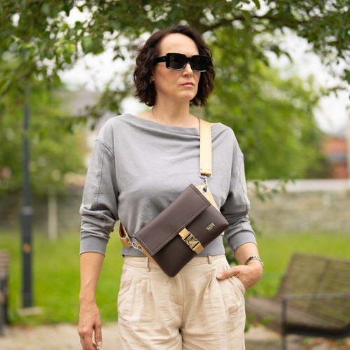 Crossbody kabelka/ledvinka čokoládová - zlatá