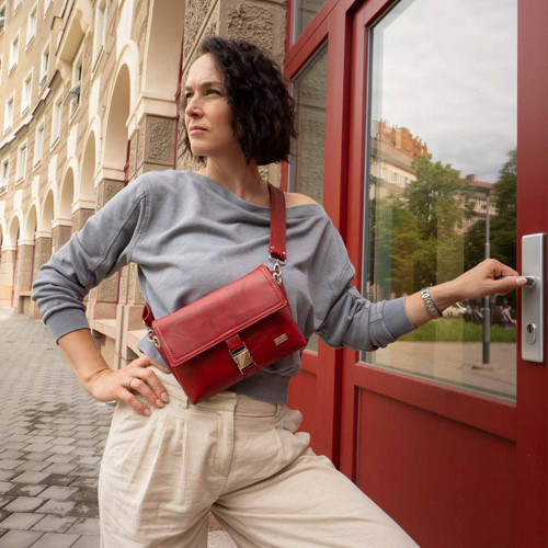 Crossbody kabelka/ledvinka červená temná
