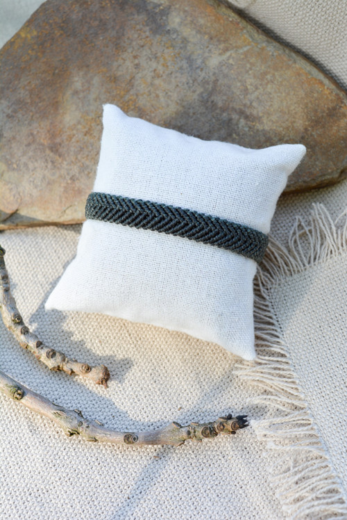 Minimalistický macramé náramek - tmavé jehličí