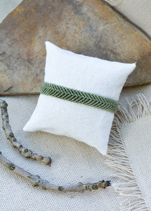 Minimalistický macramé náramek - pastelově zelená