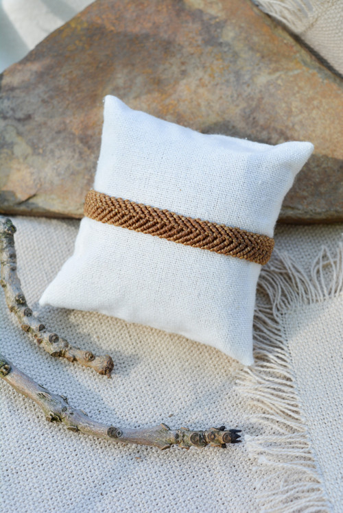 Minimalistický macramé náramek - lískový oříšek