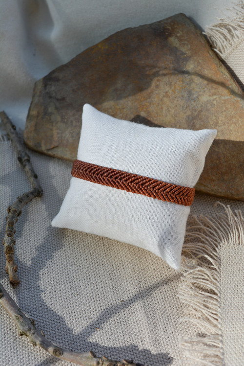 Minimalistický macramé náramek - tmavá cihlová