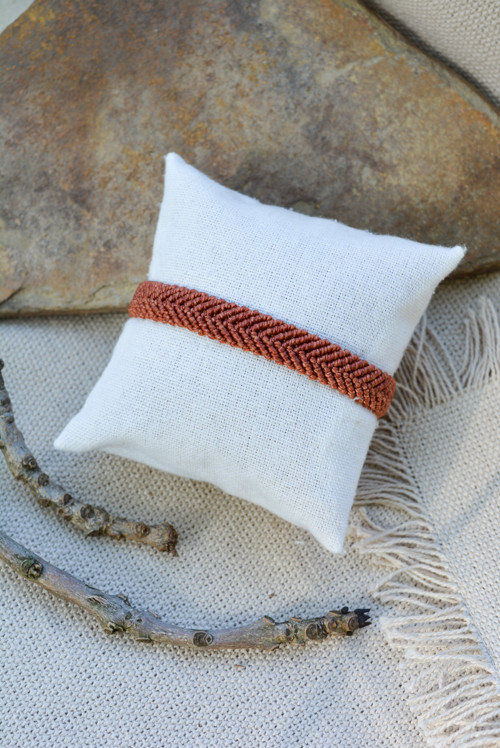 Minimalistický macramé náramek - světle cihlová
