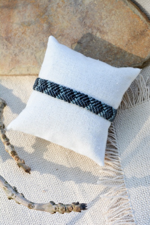 Minimalistický macramé náramek - modročerná — foto 1