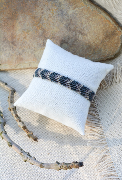 Minimalistický macramé náramek - modrošedá