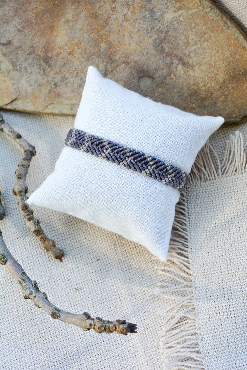 Minimalistický macramé náramek - šedá