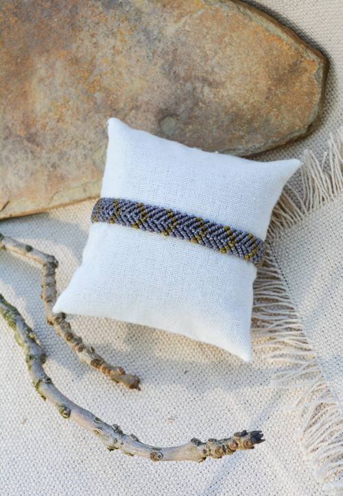 Minimalistický macramé náramek - zelenošedá