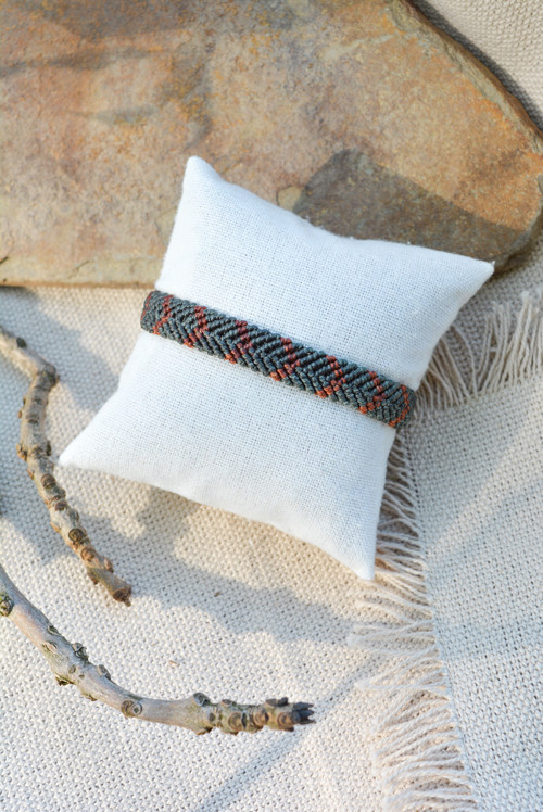 Minimalistický macramé náramek - tmavé jehličí