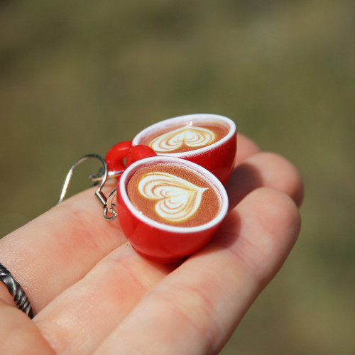 Káva latte art červené hrníčky, srdíčkové