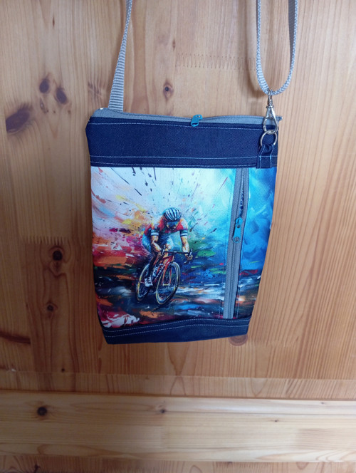 Crossbody s cyklistou